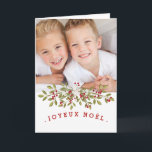 Carte photo du Joyeux Noël<br><div class="desc">Une salutation moderne de "Joyeux Noël" est avant et centrale dans cette conception qui incorpore le texte incurvé, la typographie contemporaine, et une guirlande florale de vacances pour un beau regard qui est susceptible d'avoir lieu à svp. Envoyez les salutations élégantes à la famille et aux amis avec ce menu...</div>
