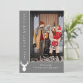 Carte photo du Nouvel An simple Reindeer | Gris (Debout devant)