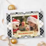 Carte photo Gold Winter Plated Christmas<br><div class="desc">Cette carte de Noël a un motif arrière - plan plaid branché et un grand espace encadré pour présenter votre photo de vacances. Conçu dans les tons noir, blanc et or beige avec des accents de texte rouge et un chapeau santa mignon sur le dos. Modifiez simplement votre texte avant...</div>