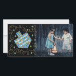 Carte photo Hanoukka "Dreidel Spinner"<br><div class="desc">Joyeux jour férié, Carte photo Hanoukka/Chanukah, "Dreidel Spinner" brillant, Carte photo à enveloppe blanche. Personnalisez en remplaçant la photo et le texte, "Heureux Chanoukah! Beaucoup d'amour, The Blumbergs" Customise le libellé en choisissant votre style de police, couleur et taille préférés. Réglez, redimensionnez et retapez pour customiser. La couleur Arrière -...</div>