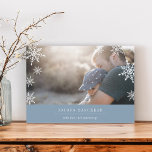 Carte photo Hanoukka moderne Wish | Message modifi<br><div class="desc">Moderne, simple et minimaliste, le carte photo de vacances dispose de votre photo horizontale ou paysagère préférée avec une épaisse bordure de fond bleu. Votre salutation personnalisée apparaît en lettres blanches modernes (illustrées par "Joyous Hanoukka"), avec votre nom de famille ou vos noms en-dessous. Un subtil motif de flocon de...</div>