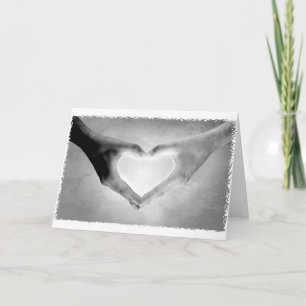 Carte Photo mains en cœur N&B
