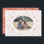 Carte Photo Ovale Baies de Noël Vintage | Rouge Ro<br><div class="desc">Cette carte de Noël élégante et fantaisiste présente notre feuillage d'hiver original dessiné à la main qui encadre votre photo avec une typographie élégante et incurvée. Le verso présente un motif assorti avec une photo et un espace pour plus de texte.</div>