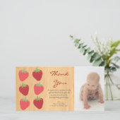 Carte photo rouge de Merci de bébé de fraises (Debout devant)