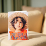 Carte Photo simple moderne Accueil d'anniversaire<br><div class="desc">Le design est moderne et simple. Ajoutez une photo personnalisée du célébrant d'anniversaire et ajoutez son nom,  ajoutez un message personnalisé. La couleur de la typographie fonctionne le mieux sur une photo qui a de la couleur à la partie typographique pour qu'elle apparaisse.</div>