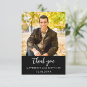 Carte photo simple noir et blanc pour anniversaire (Debout devant)