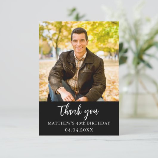 Carte photo simple noir et blanc pour anniversaire (Debout devant)