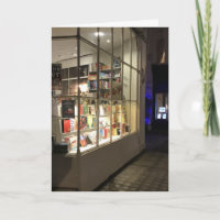 Photographie de nuit de la vitrine d'une librairie