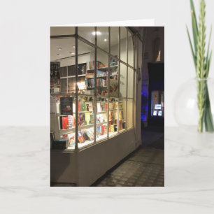 Carte Photographie de nuit de la vitrine d'une librairie