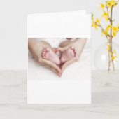 Carte Pieds de bébé dans des mains de mère (Fleur jaune)