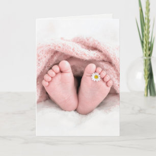 Carte Pieds de bébé fille avec une marguerite blanche