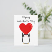 Carte Pingouin mignon tenant un grand coeur rouge - cart (Debout devant)
