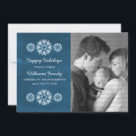 Carte Plat Chalkboard Photo Snowflats, Bleu<br><div class="desc">Carte Flat Chalkboard photo moderne et tendance avec un look de tableau noir royal arrière - plan et d'élégants flocons de neige en blanc. Ce carte photo chic est parfait pour envoyer des salutations de vacances. Customisez avec votre propre photo de famille et l'accueil personnalisé de votre choix. Cliquez sur...</div>