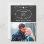 Carte Plat Modèle Chalkboard Holiday<br><div class="desc">C'est une carte à plat photo de Noël tendance, avec du texte vintage argenté contre un arrière - plan gris tableau noir, et votre propre photo en bas. Il y a deux champs de texte pour votre message personnalisé et votre signature. Utilisez Personnaliser It et les touches fléchées pour positionner...</div>