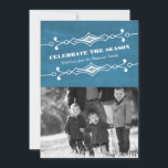 Carte Plat photo Blue Slated Chalkboard Holiday<br><div class="desc">Elégante et élégante carte flat Slanted Chalkboard Holiday en bleu royal avec une bordure art déco et un arrière - plan tendance en damier. Cette carte photo chic et branchée se customise facilement avec une charmante photo de famille et un accueil de Noël customisé. Cliquez sur "Customiser" pour plus d'options...</div>