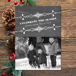 Carte Plat photo Slated Chalkboard Holiday<br><div class="desc">Elégante et élégante carte flat Slanted Chalkboard Holiday en gris avec une bordure art déco et un arrière - plan tendance en damier. Cette carte photo chic et branchée se customise facilement avec une charmante photo de famille et un accueil de Noël customisé. Cliquez sur "Customiser" pour plus d'options de...</div>