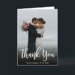Carte pliée de script de Merci photo Mariage éléga<br><div class="desc">Script manuscrit moderne minimaliste Mariage photo Merci plié carte. Ce modèle carte de remerciements mariage avec une photo verticale complète sur le devant avec le texte "Merci" dans une énorme police de caractères de script de calligraphie en blanc sur l'image. Personnalisez votre nom personnalisé et un message de remerciement. I...</div>