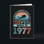 Carte Plongeur né 1977 50e Anniversaire Diving Gift Fan<br><div class="desc">Ne sous-estimez jamais un Plongeur né en 1977. Idéal cadeau 50e anniversaire pour un passionné de plongée de 50 ans qui aime plonger dans l'océan. Retro présent pour Hommes,  Femmes,  ton père en Fête des pères.</div>