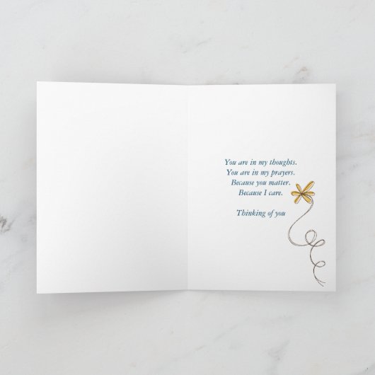 Carte plumes blanches dans l'herbe (Intérieur)