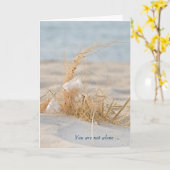 Carte plumes blanches dans l'herbe (Fleur jaune)