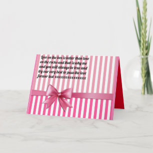 Carte poème de message romantique sur boîte rose avec ru