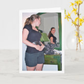 Carte Portrait de fille se regardant dans un miroir (Fleur jaune)