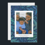 Carte Portrait Joyeuses Fêtes de Botanique Bleue<br><div class="desc">Placez votre photo de portrait préférée avec une bordure de feuillage bleu profond dans un style peintre sur un arrière - plan de la marine et envoyez un message personnel d'acclamations saisonnières cette saison de fêtes. Customisez encore plus en ajoutant des photos et du texte supplémentaires à l'arrière-plan pour une...</div>