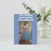 CARTE POSTALE (Debout devant)