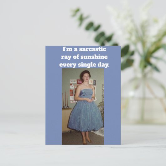 CARTE POSTALE (Debout devant)