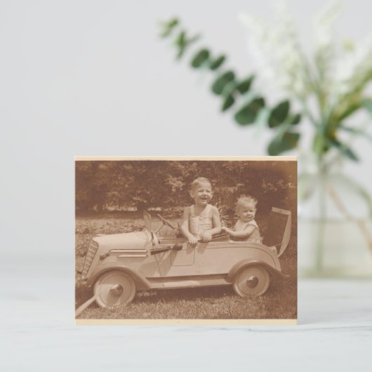 Carte postale (Debout devant)