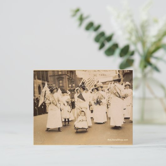 Carte postale (Debout devant)