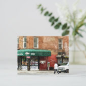 Carte Postale 10th Ave. Deli à Manhattan (Debout devant)