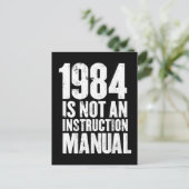Carte Postale 1984 n'est pas un manuel d'instruction (Debout devant)