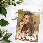 Carte Postale 2025 Graduate Photo Chic Modern Script Overlay<br><div class="desc">Le diplôme est écrit en blanc écrit manuscrit sur votre photo portrait senior fait une carte postale chic et moderne faire-part de graduation. Customisez avec votre nom et le lycée ou la classe universitaire de 2025 sous la typographie audacieuse et ajoutez vos détails personnels au verso de ces élégantes cartes...</div>