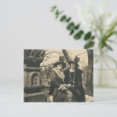 Carte Postale 2 dames avec casquettes avec plumes (Debout devant)