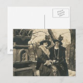 Carte Postale 2 dames avec casquettes avec plumes (Devant / Derrière)