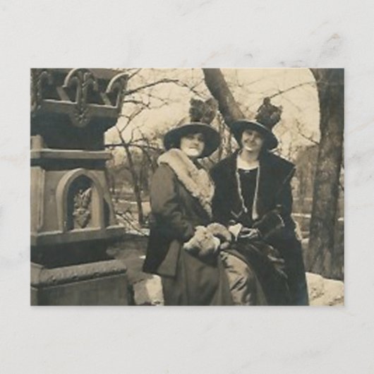 Carte Postale 2 dames avec casquettes avec plumes (Devant)