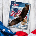 Carte Postale 4 juillet Bonne fête de l'indépendance Salutation<br><div class="desc">4 juillet Bonne Carte postale de voeux pour le Jour de l'Indépendance. Un majestueux aigle chauve qui grimpe avec le drapeau américain dans l'arrière - plan symbolise la liberté et la force. Les salutations à l'arrière,  comme souhaité.</div>