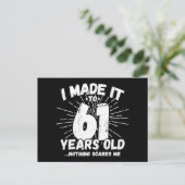 Carte Postale 61 ans drôle mème anniversaire 61 ans (Debout devant)