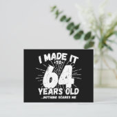 Carte Postale 64 ans sarcastique mème drôle 64e anniversaire (Debout devant)