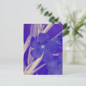 Carte postale à fleurs violettes (Debout devant)