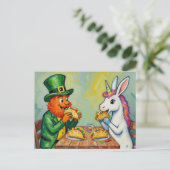 Carte Postale A leprechaun and a unicorn rabbit eating tacos (Debout devant)