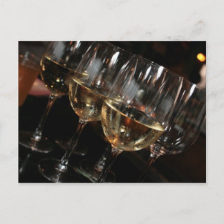 Carte Postale À mon âge, j'ai besoin de verres à vin