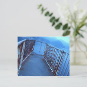 Carte Postale A mysterious and blue-gray and desolate seaside (Debout devant)