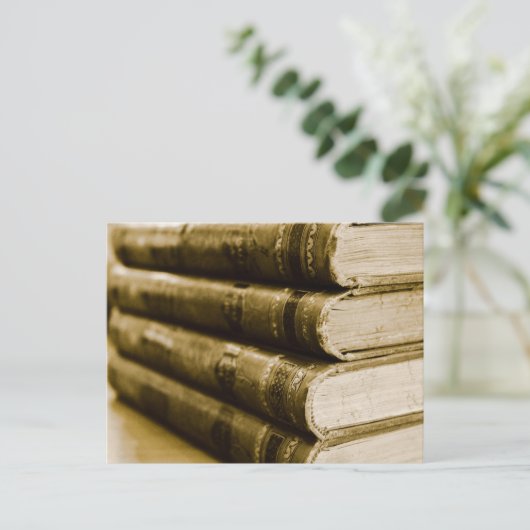 Carte Postale A Stack of Old Books (Debout devant)