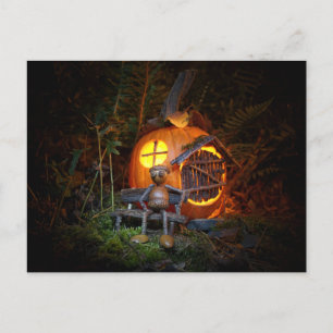 Carte Postale Acorn elf est assis devant la maison citrouille
