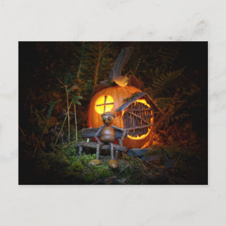 Carte Postale Acorn elf est assis devant la maison citrouille