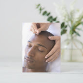 Carte Postale Acupuncture. Acupuncturiste insérant une aiguille (Debout devant)