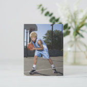 Carte Postale Adolescent sur terrain de basket 2 (Debout devant)