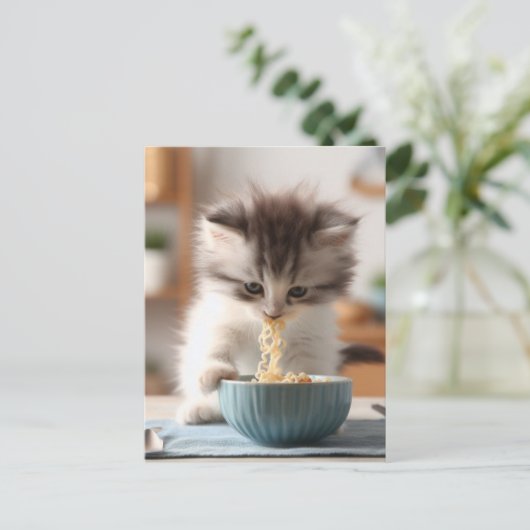 Carte Postale Adorable Fluffy Kitten mangeant des nouilles Ramen (Debout devant)